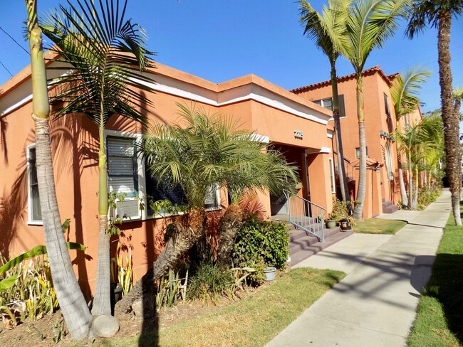 Building Photo - SPACIOUS 1 BEDROOM 1 BATH DOWNSTAIRS JUST ...