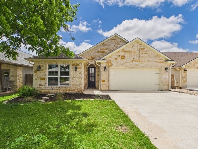 Foto del edificio - Modern Comfort: 3 Bed, 2 Bath with Garage & Large Pantry