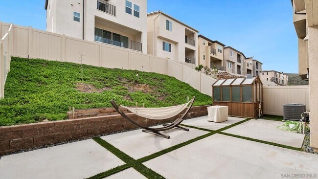 Foto del edificio - 15681 Rennyson Way