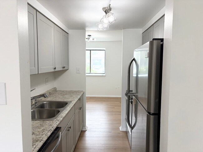 Foto del edificio - 7038 Knighthood Ln