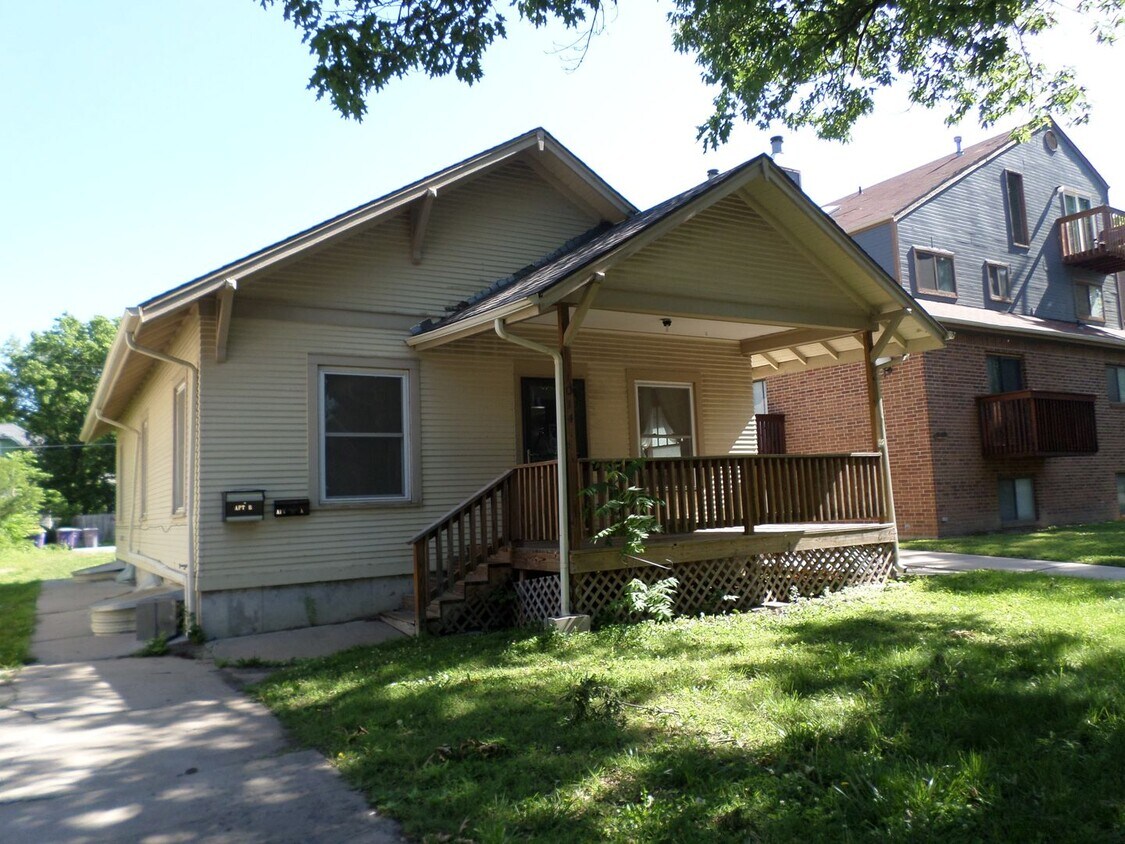 1014 Fremont St Unit Fremont 1014 B, Manhattan, KS 66502 Room for