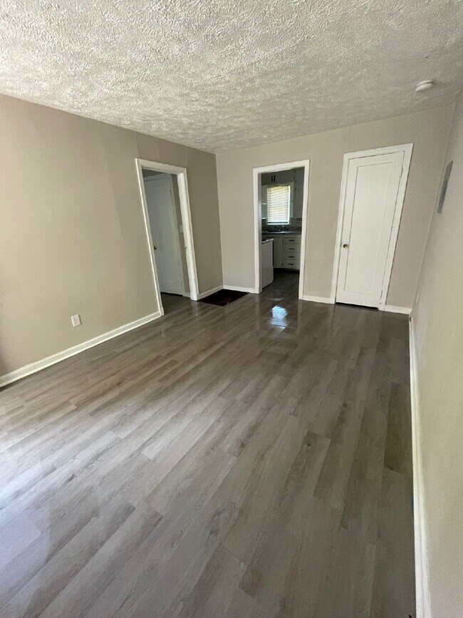Foto del edificio - Spacious 1 Bedroom, 1 Bathroom Apartment- ...