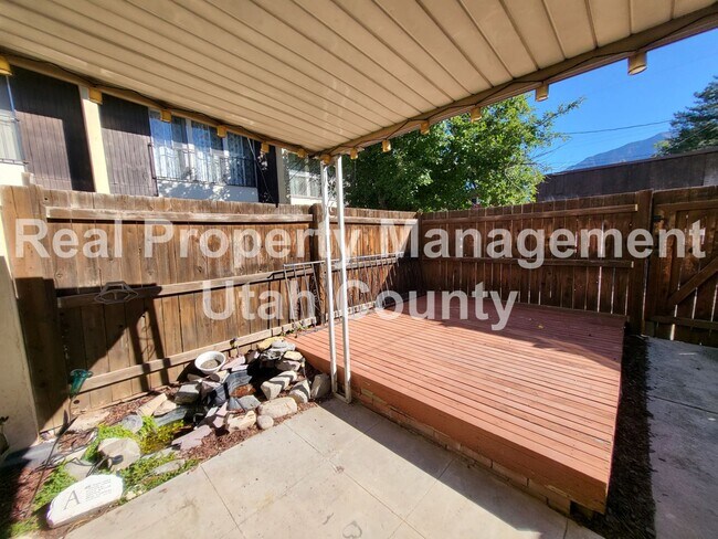 Foto del edificio - 2 Bedroom 1 Bathroom Town home