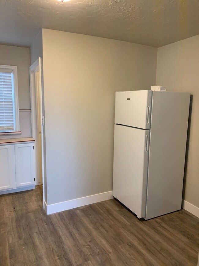 Building Photo - 2 bedroom, 1 bathroom Single Family Home