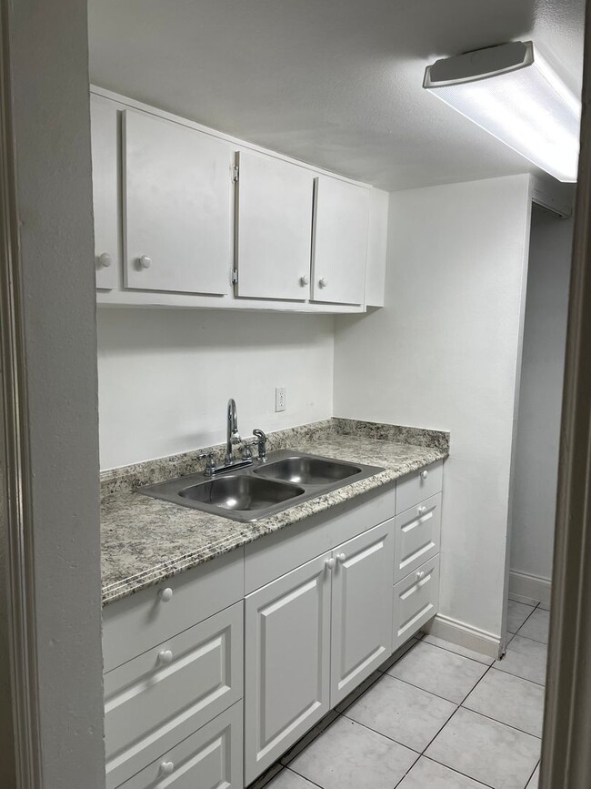 Building Photo - 3Bed 2 Baths - Spacious Condominium