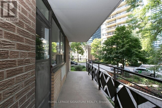 Building Photo - 55 Isabella St