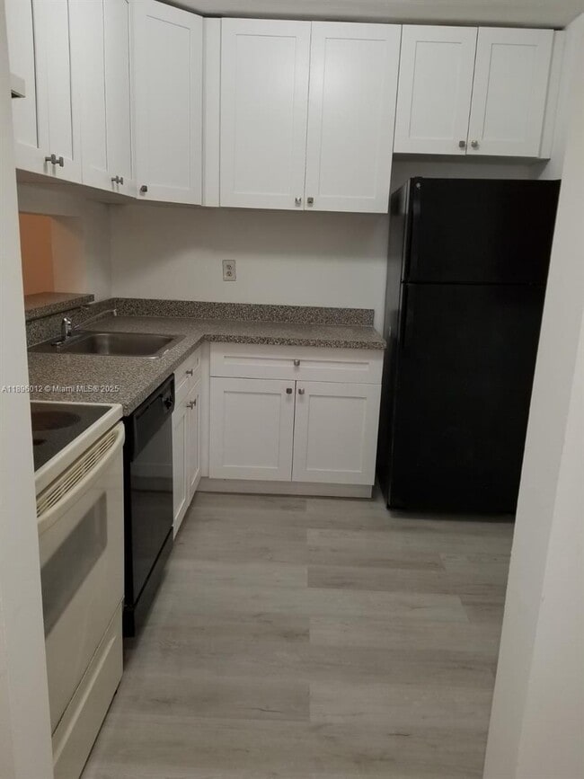 Foto del edificio - 8615 NW 8th St