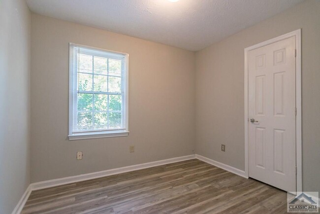 Building Photo - 215 Woodridge Cir