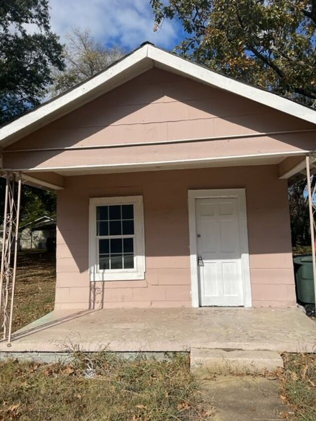 Conveniently located one bedroom home! - Conveniently located one bedroom home!
