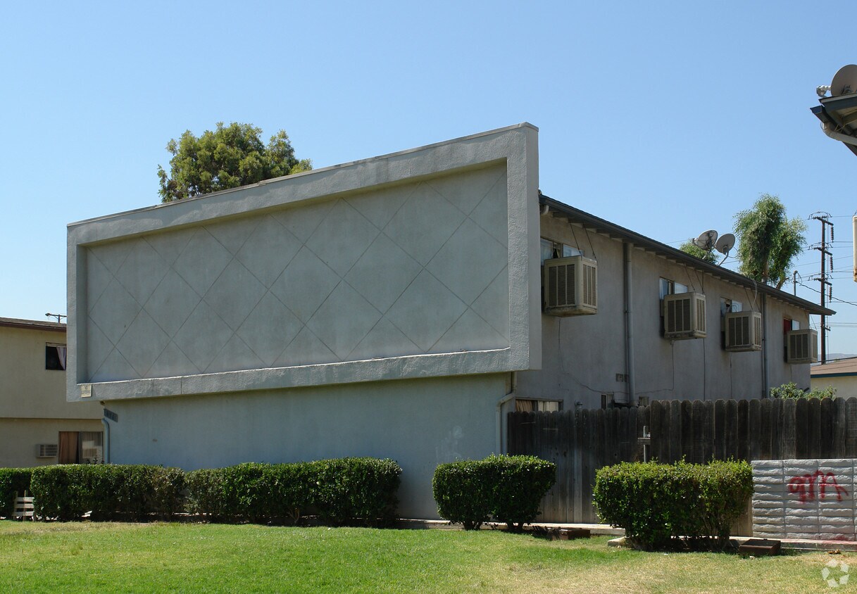 Foto del edificio - 496 Penrose Dr