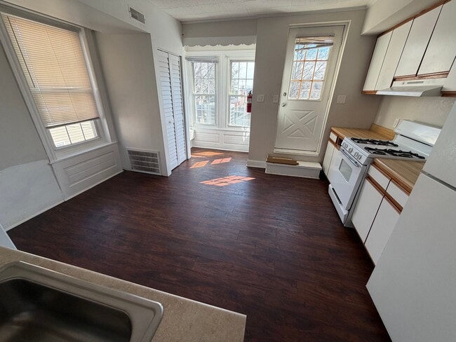 Building Photo - 566 Stanbridge St