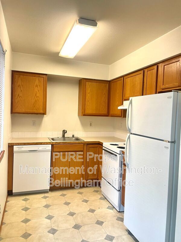 Building Photo - 3150 W Maplewood Ave