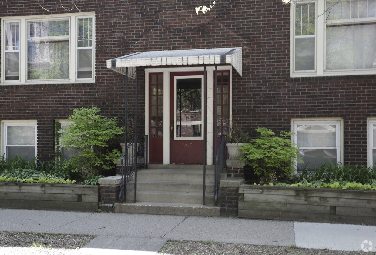 Building Photo - 907 E 15th St