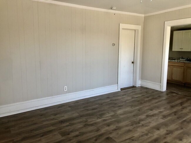 Building Photo - Move-In Ready