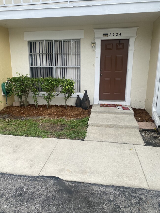 Foto del edificio - 2925 Edgehill Ln