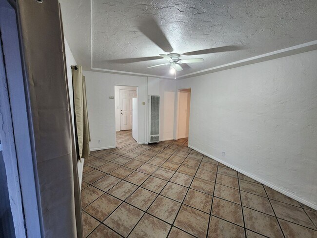 Building Photo - $500 OFF First Month's Rent! 1 Bedroom Apt...