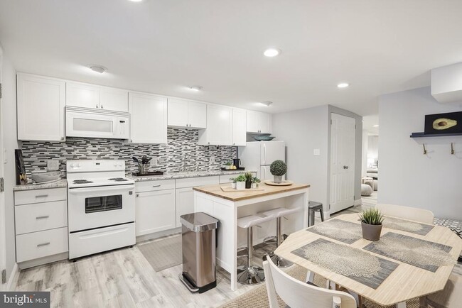 Building Photo - 3817 Cathedral Ave NW