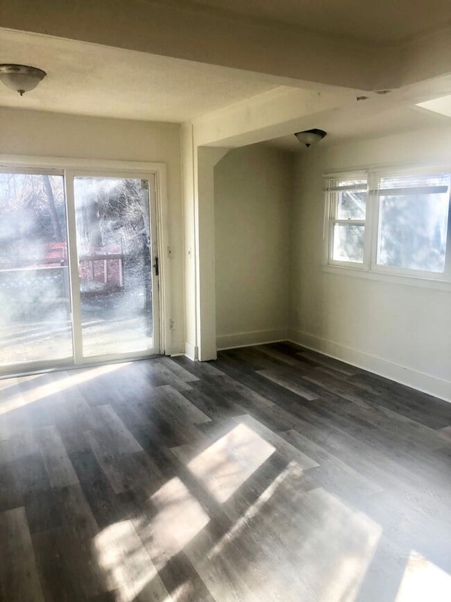 Building Photo - Updated Seymour Unit for Rent