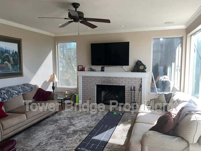 Foto del edificio - 3640 Roble Ct