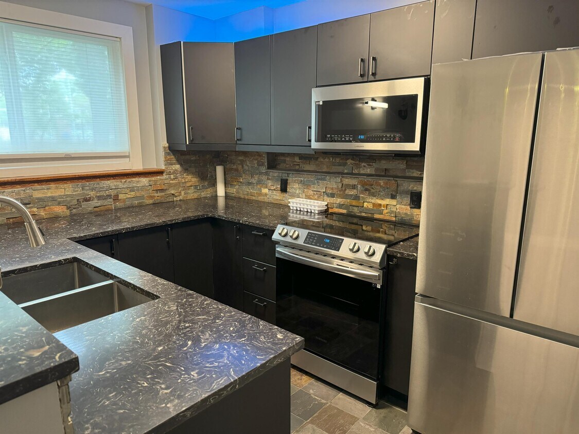 Photo principale - 12932-12118 118 Ave NW