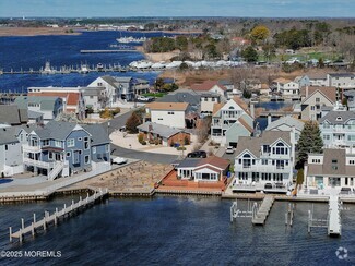 Building Photo - 44 Island Dr