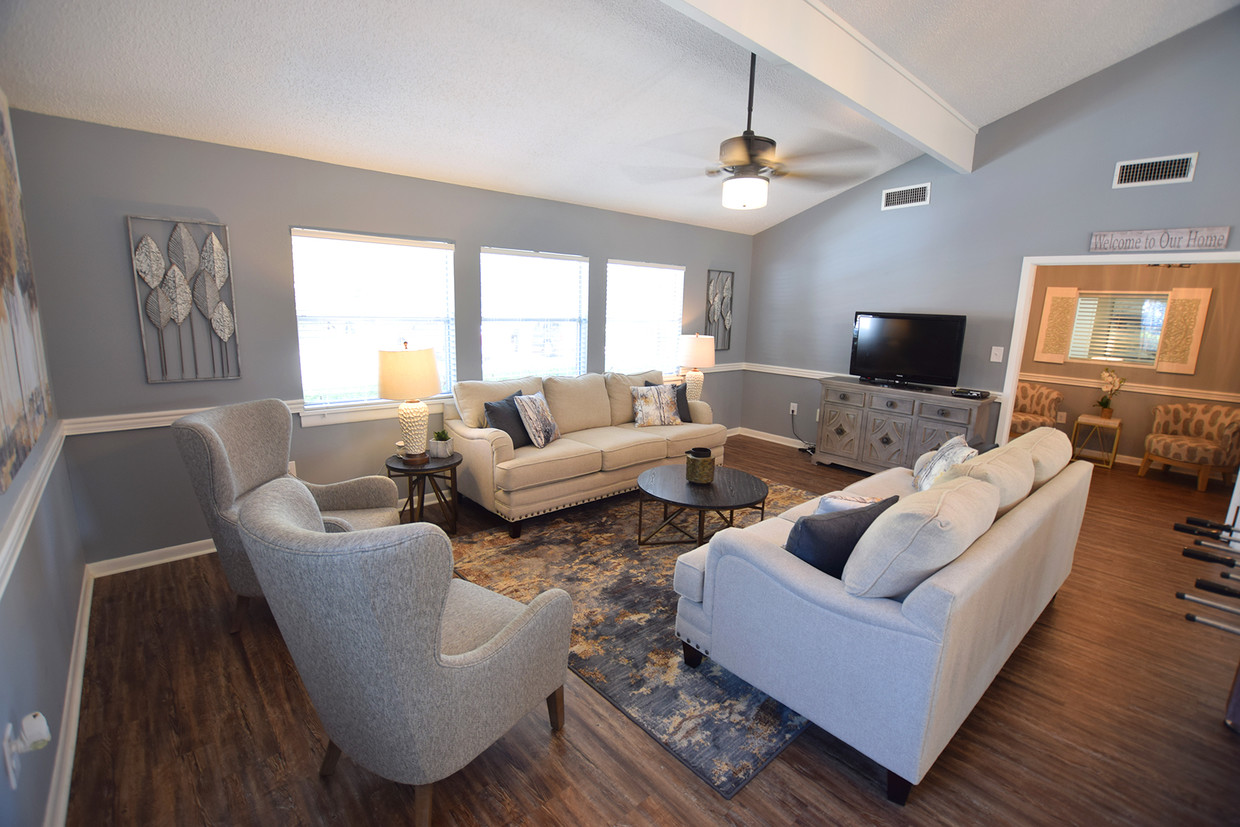 Foto principal - Lakeland East Apartment Homes