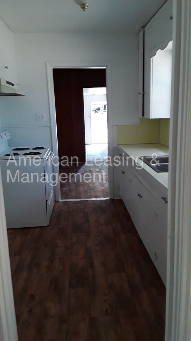 Foto del edificio - 4 bedroom 2 bath!