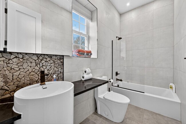 Foto del edificio - 443 Clove Rd