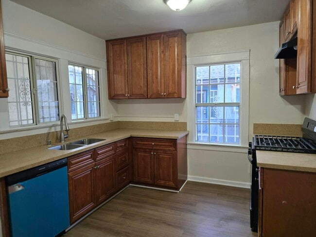 Foto del edificio - 916 W 59th Pl