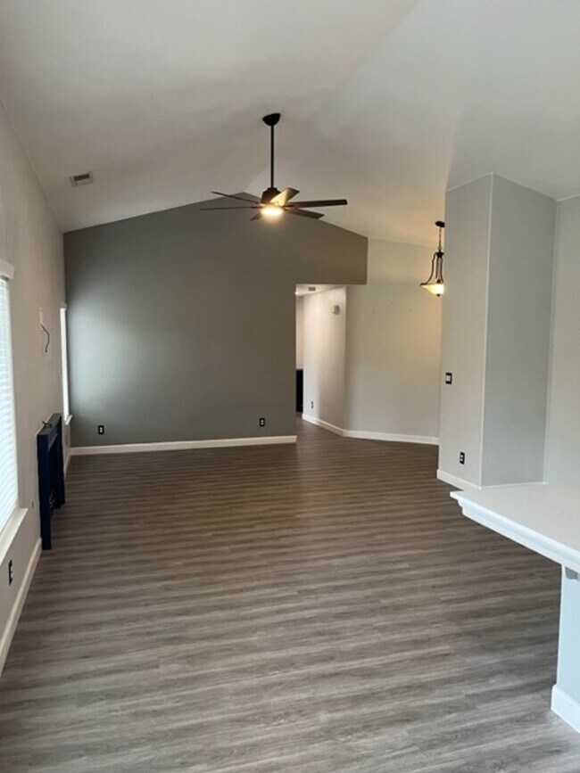 Foto del edificio - Coming Soon! Nice 3 bedroom 2 bathroom house in Hanford