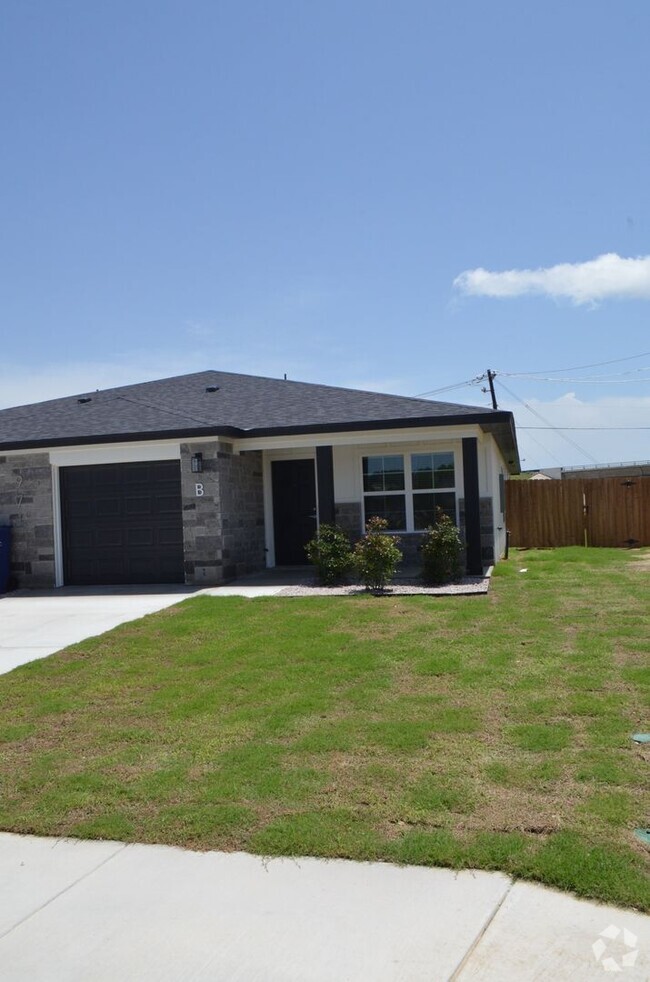 Building Photo - 971 Cline Dr