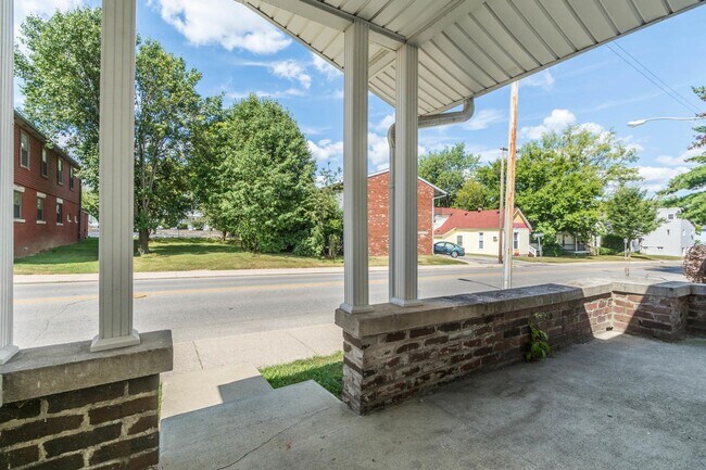 Foto del edificio - 402 E 10th St