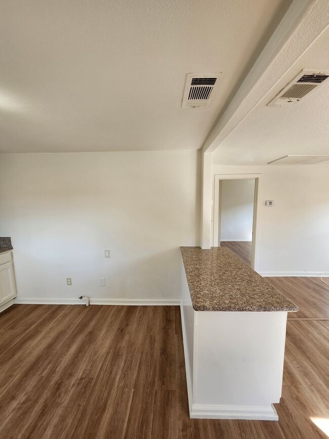 Foto del edificio - 1977 N F St