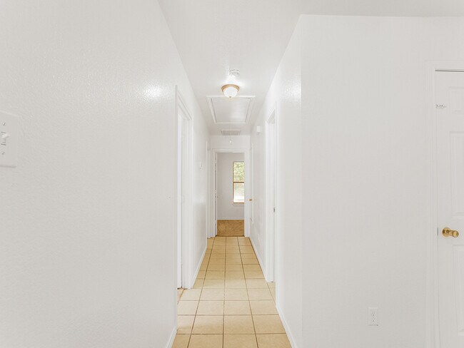 Foto del edificio - 315 Isbell Rd