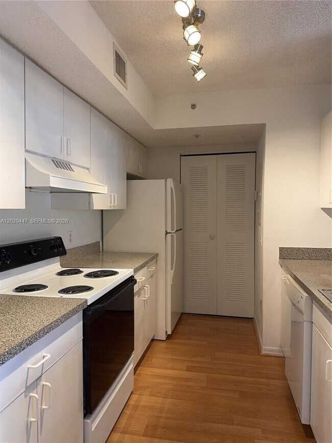 Foto del edificio - 470 S Park Rd