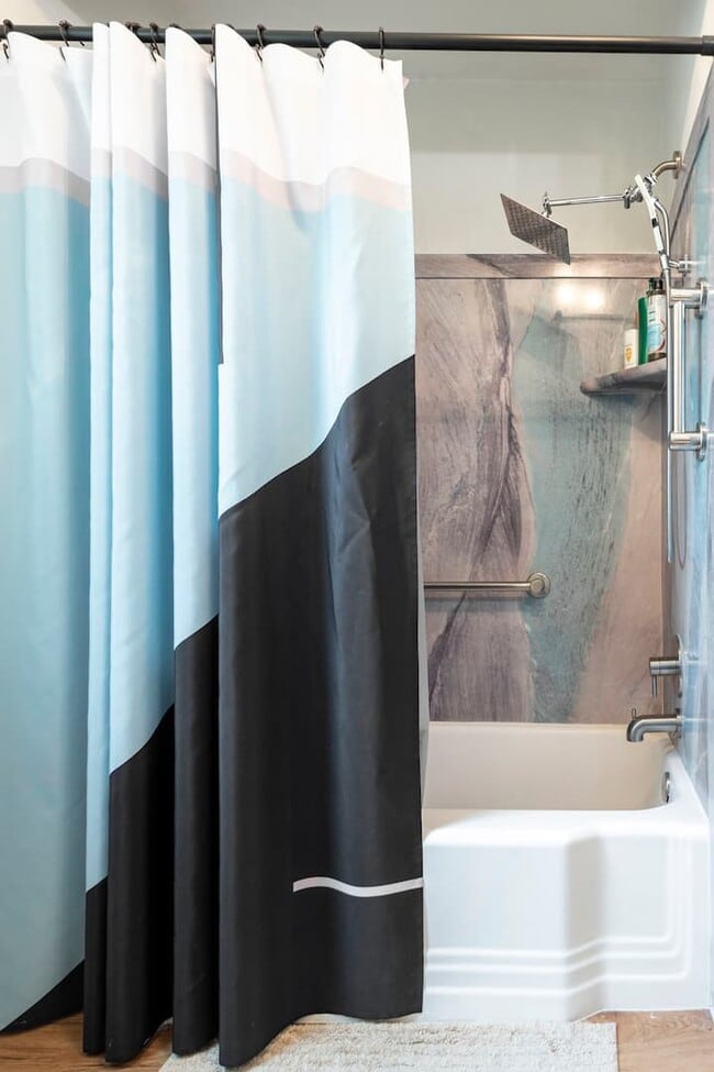 Building Photo - 528 University Ave