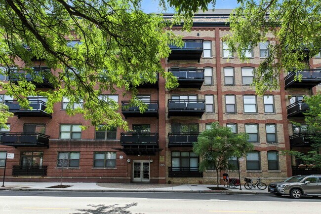Foto del edificio - 1735 W Diversey Pkwy