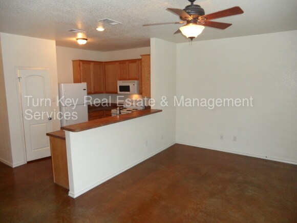 Building Photo - 8132 W Elizabeth Ln