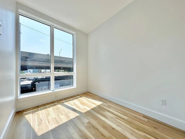 Foto del edificio - living in this stylish and spacious brand