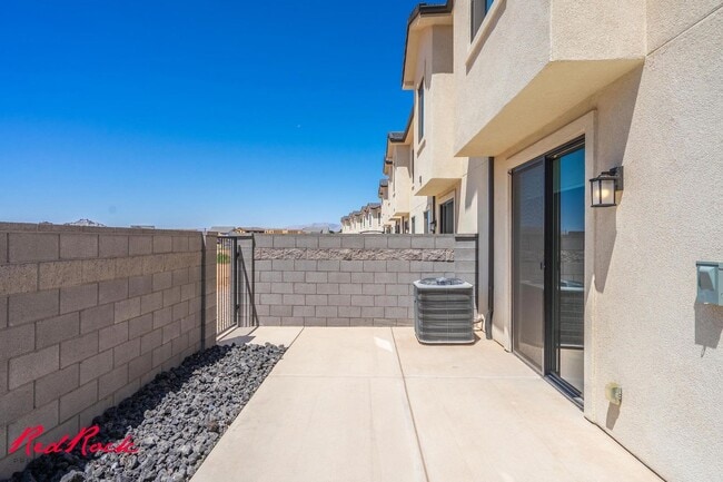 Building Photo - Gorgeous NEW 4 Bedroom Townhome with Pool ...