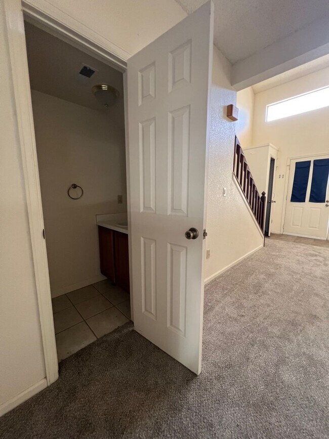 Building Photo - Two-Story 1 bed, 1.5 bath Condo!