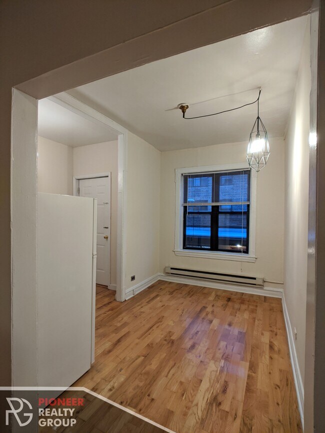 Foto del edificio - 3726 N Pine Grove Ave