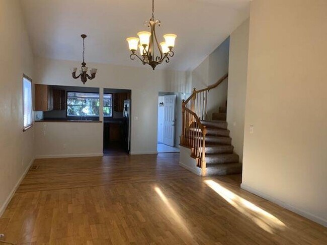 Foto del edificio - Great Home in H Section of Rohnert Park ~ 5 bedrooms and 2 bathrooms ~ Co Signers are Accepted