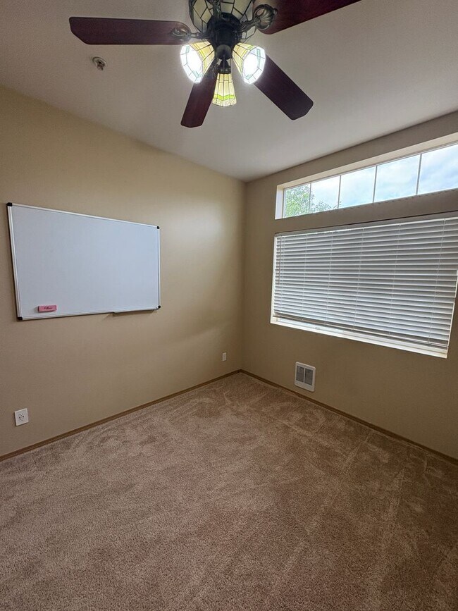 Foto del edificio - Bright and Sunny 2-bed 1-bath condo Kent!