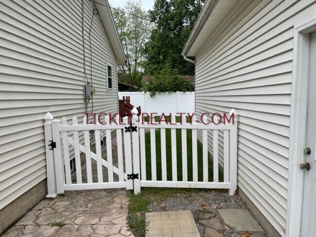 Foto del edificio - 3 Bedroom Ranch - Huge Garage - Fenced Yard