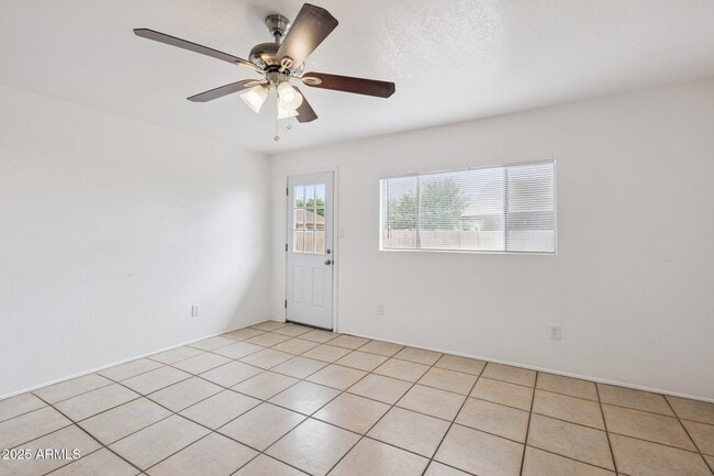 Foto del edificio - 2525 E Willetta St