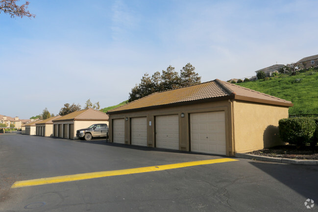 Building Photo - Oak Hills Apartments