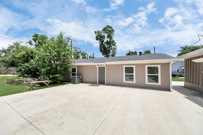 Building Photo - 6735 Alpine Dr