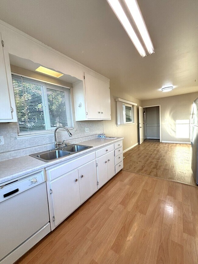 Foto del edificio - Bay Area Views galore with this remodeled ...