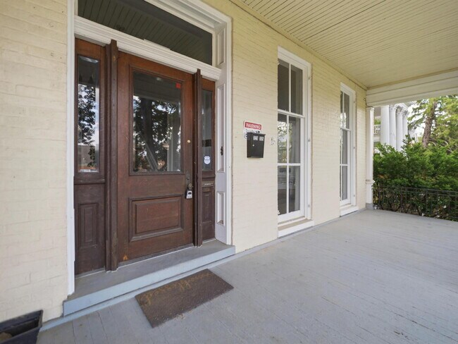 Foto del edificio - Charming 2-Bedroom, 2-Bath First-Floor Residence in a Beautifully Renovated Historic Home